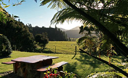 Havelock accommodation Marlborough - modern self-contained unit with expansive rural vistas close to the Marlborough Sounds
